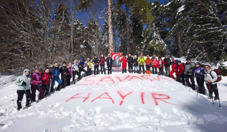 Uludağ’da karlara "savaşa hayır" yazdılar
