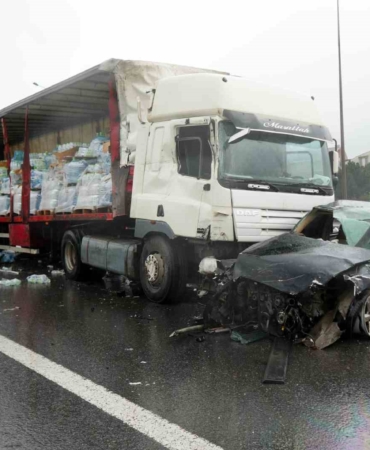 TEM’de 6 araç birbirine girdi: Tırda yüklü sular yola saçıldı