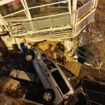 Silivri’de hafif ticari araç 5 metreden aşağı düştü