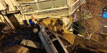 Silivri’de hafif ticari araç 5 metreden aşağı düştü