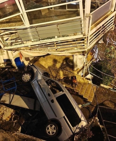 Silivri’de hafif ticari araç 5 metreden aşağı düştü