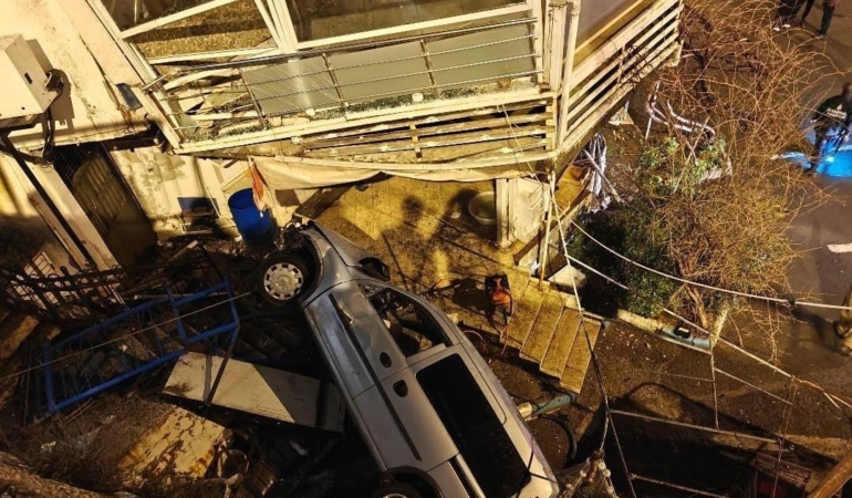 Silivri’de hafif ticari araç 5 metreden aşağı düştü