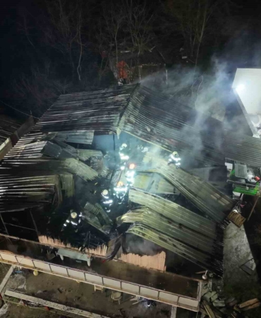 Kocaeli’de 2 katlı evin çatısı alevlere teslim oldu