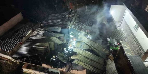 Kocaeli’de 2 katlı evin çatısı alevlere teslim oldu