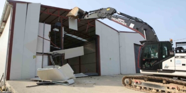 Nilüfer’de tarım alanındaki 900 metrekarelik kaçak yapı yıkıldı