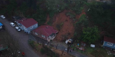 Beykoz’da toprak kayması: Tek katlı ev ve otomobil hasar gördü