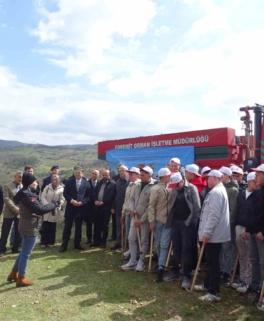 Havran’da öğrenciler fidanları toprakla buluşturdu