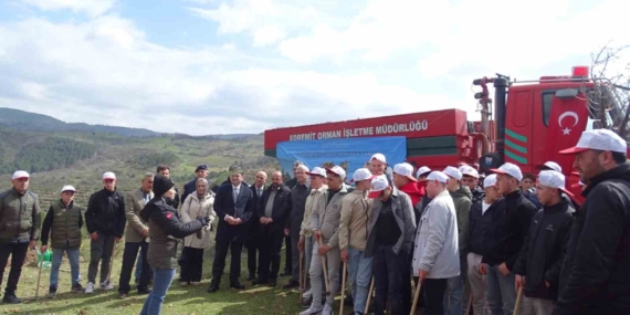 Havran’da öğrenciler fidanları toprakla buluşturdu