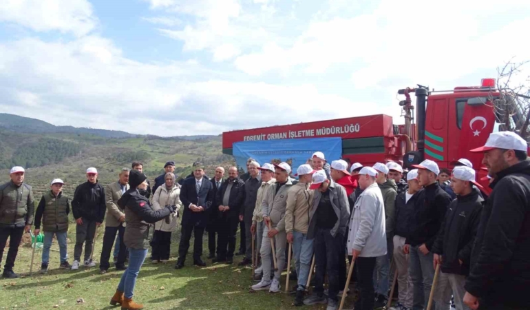 Havran’da öğrenciler fidanları toprakla buluşturdu