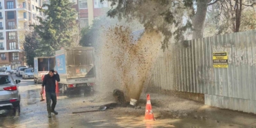 Kadıköy’de inşaat çalışmasında boru patladı: Sular apartman boyunu aştı