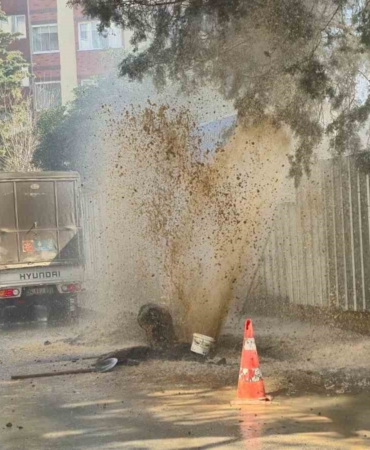 Kadıköy’de inşaat çalışmasında boru patladı: Sular apartman boyunu aştı