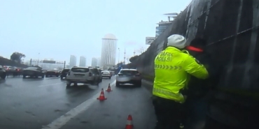 Trafikte boğanıza şeker kaçtı, polisin Heimlich manevrası ile hayata döndü