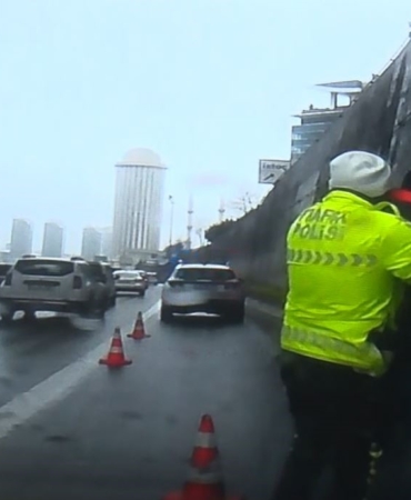 Trafikte boğanıza şeker kaçtı, polisin Heimlich manevrası ile hayata döndü
