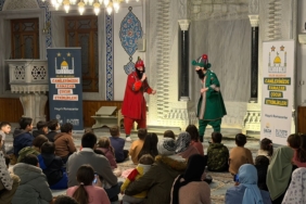 Gölcük’te çocuklar ramazan geleneklerini Karagöz ve Hacivat ile öğreniyor