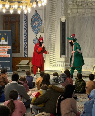 Gölcük’te çocuklar ramazan geleneklerini Karagöz ve Hacivat ile öğreniyor