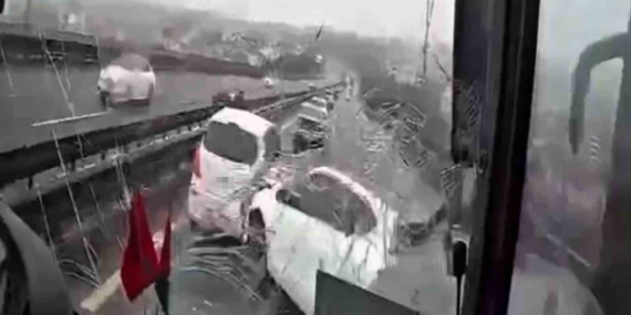 8 kişinin yaralandığı kaza anı kamerada