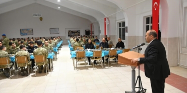 Vali Ustaoğlu Mehmetçikle iftarda buluştu