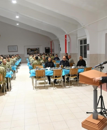 Vali Ustaoğlu Mehmetçikle iftarda buluştu