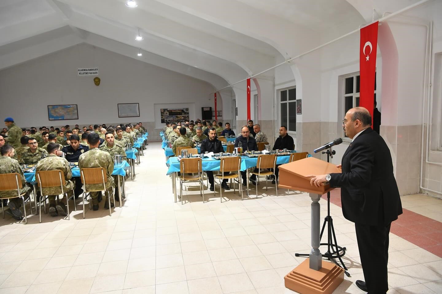 Vali Ustaoğlu Mehmetçikle iftarda buluştu