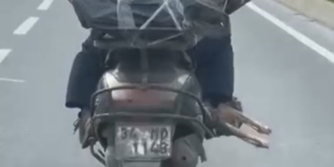 Motorcu ayağının altında et taşıdı