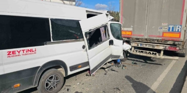 Çerkezköy’de işçi servisi tıra çarptı: 1’i ağır 4 yaralı