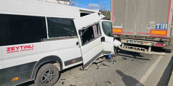 Çerkezköy’de işçi servisi tıra çarptı: 1’i ağır 4 yaralı