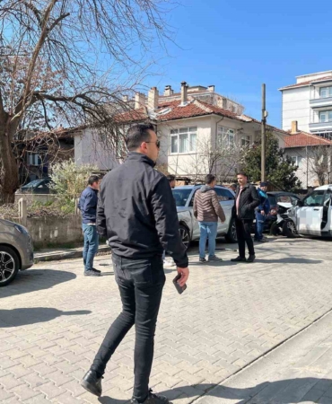 Lüleburgaz’da ticari araç park halindeki otomobillere çarptı