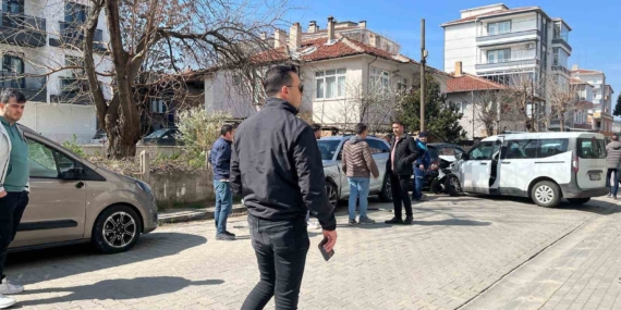 Lüleburgaz’da ticari araç park halindeki otomobillere çarptı