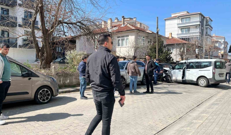 Lüleburgaz’da ticari araç park halindeki otomobillere çarptı