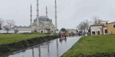 Edirne güne yağmurla uyandı