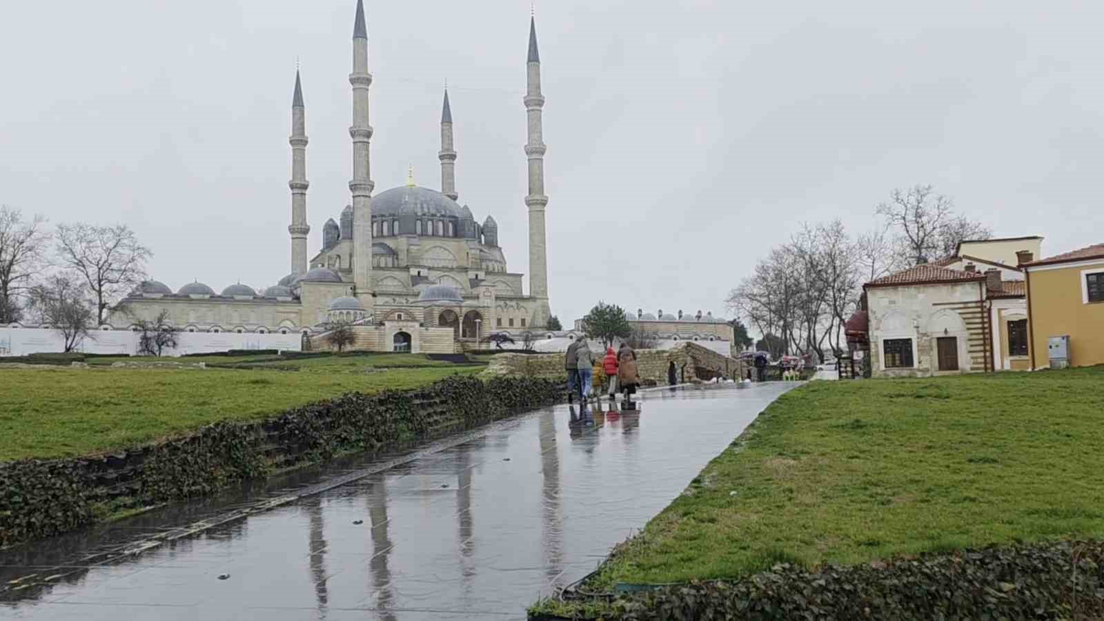 Edirne güne yağmurla uyandı
