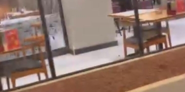Restoran savaş alanına döndü, camlar ve çerçeveler indi