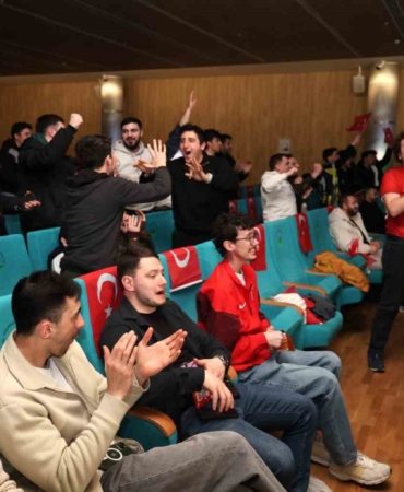 Milli maç heyecanı Osmangazi’de dev ekranda yaşandı