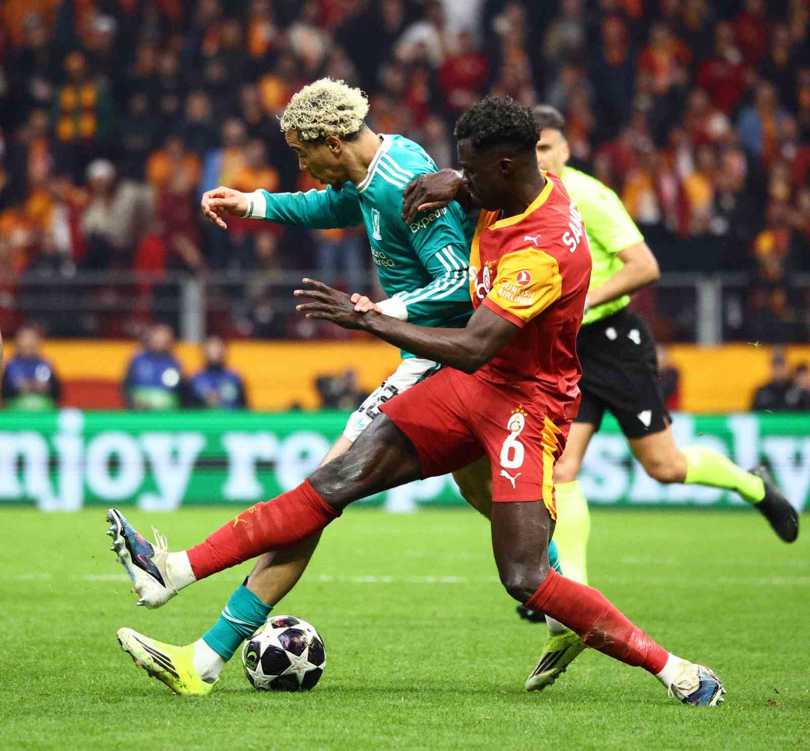 Galatasaray’da Davinson Sanchez cezalı duruma düştü