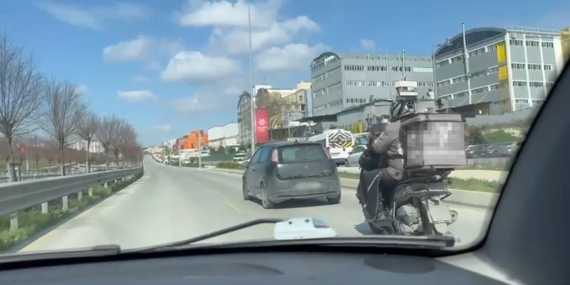 Kuryenin yardımına otomobil sürücüsü çekme halatıyla yetişti