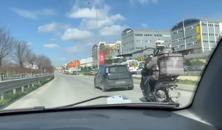 Kuryenin yardımına otomobil sürücüsü çekme halatıyla yetişti