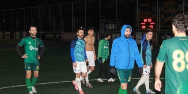 Kocaeli’de rakipleri gol atsın diye yere yatan futbolcuların savunmaları alındı
