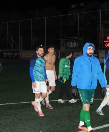 Kocaeli’de rakipleri gol atsın diye yere yatan futbolcuların savunmaları alındı