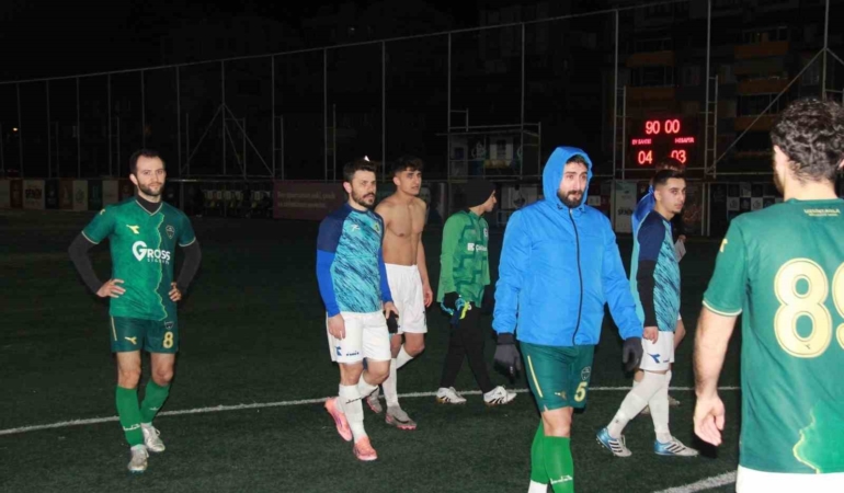 Kocaeli’de rakipleri gol atsın diye yere yatan futbolcuların savunmaları alındı