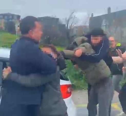 Silivri’de direksiyon sınavını geçemeyen sürücü, babası ile birlikte eğitmene saldırdı