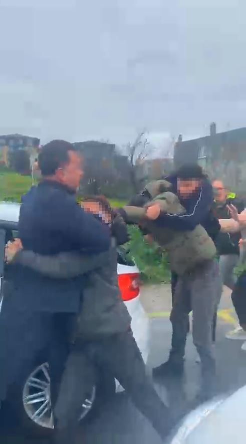 Silivri’de direksiyon sınavını geçemeyen sürücü, babası ile birlikte eğitmene saldırdı