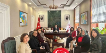 Gökçeadalı kadınlardan Kaymakam Acar’a el emeği hediyesi