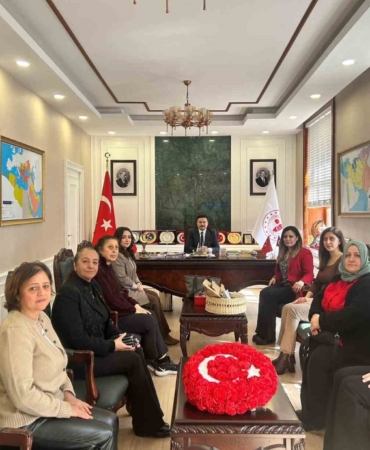 Gökçeadalı kadınlardan Kaymakam Acar’a el emeği hediyesi