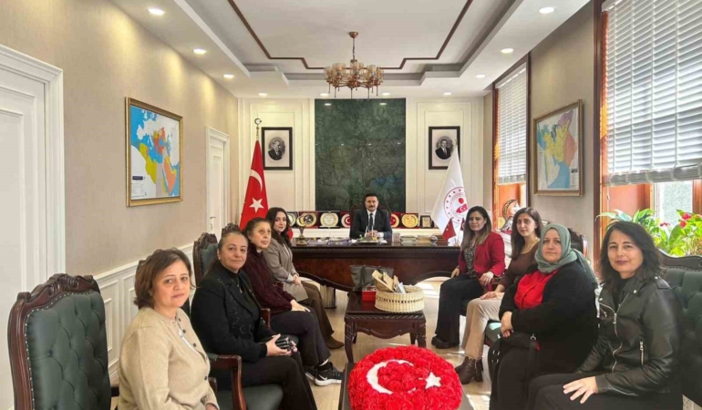 Gökçeadalı kadınlardan Kaymakam Acar’a el emeği hediyesi