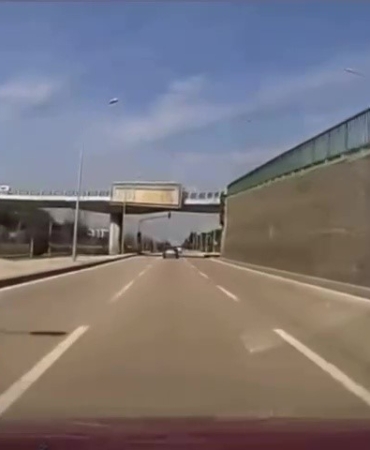 Bursa’da tehlikeli motosiklet şovu kameraya yansıdı