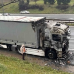 Tuzla’da seyir halindeki tır alevlere teslim oldu