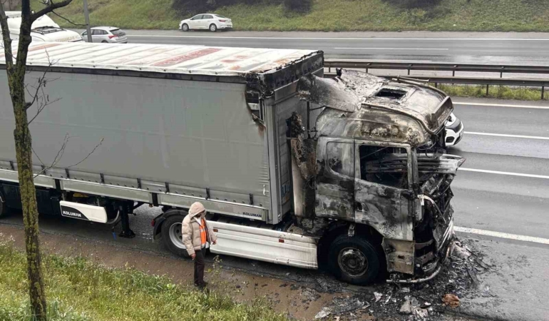 Tuzla’da seyir halindeki tır alevlere teslim oldu