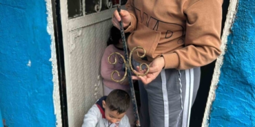 Fatih’te bina çökmesinde patlamanın etkisiyle demir parçaları evlere isabet etti