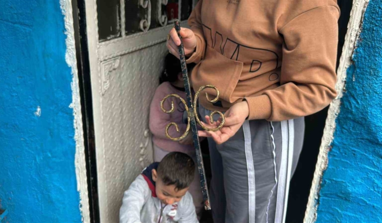 Fatih’te bina çökmesinde patlamanın etkisiyle demir parçaları evlere isabet etti