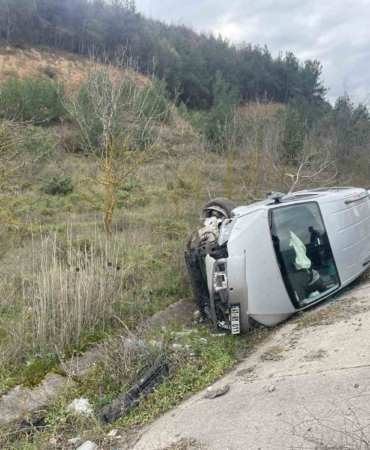 Bilecik’te şarampole uçan araçtaki 2 kişi yaralandı